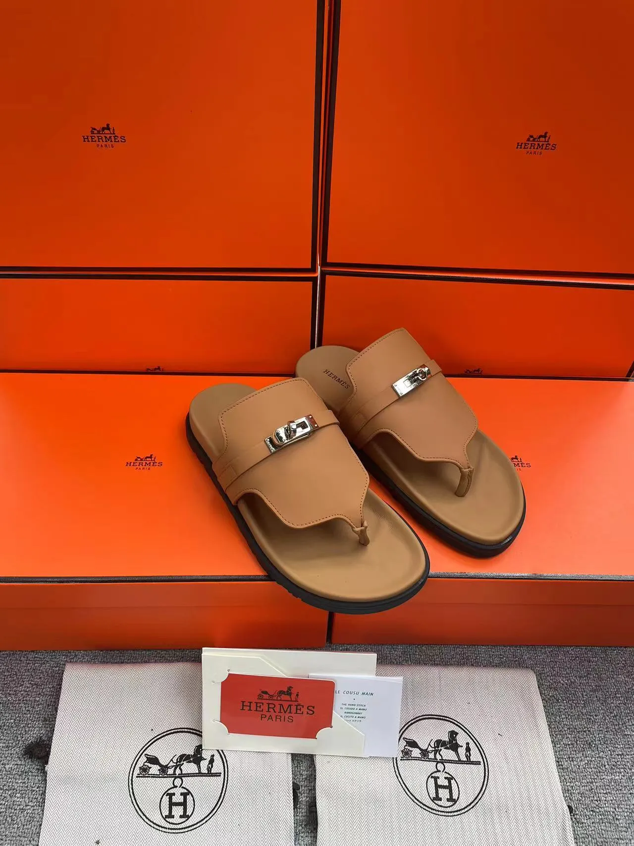 👟👟Ex-factory price 480👟👟, H HERMES is the same style for men and women, the couple's second uncle shoes that have become very popular recently - sandals, paired with various colorful socks, very trendy ✅Upper: imported mixed sheepskin and deerskin ✅Inner: imported mixed sheepskin ✅Outsole: Tpu non-slip and wear-resistant outsole ✅Size: women's 35-42. Male 38-46